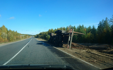 В 100 километрах от Сыктывкара перевернулся МАЗ, водитель в больнице (фото)