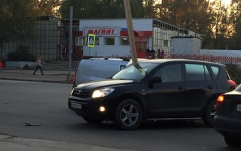 В Сыктывкаре при аварии доска пробила лобовое стекло машины (фото)