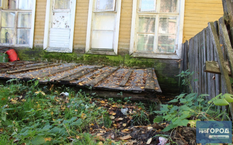 Сыктывкарцы уже 26 лет живут в яме с фекалиями: «Наш дом тонет в выгребной дыре»