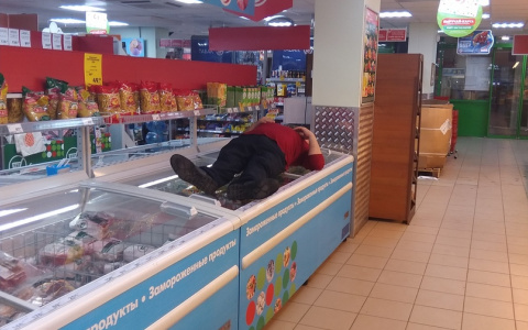 Сыктывкарец уснул на холодильнике в продуктовом магазине (фото)