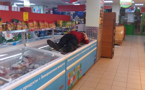 Сыктывкарцы о мужчине, который уснул посреди магазина: «Надо было одеялом укрыть»