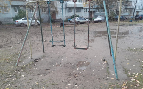 Сыктывкарка о своем дворе: «Наши дети играют в лужах»