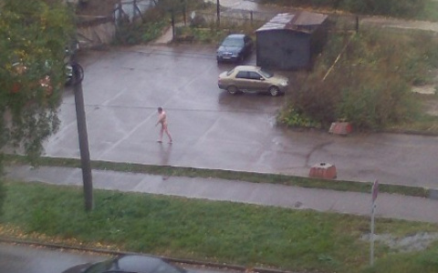 В Сыктывкаре возле здания городского суда разгуливал голый мужчина (фото)