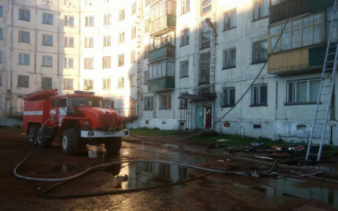 В Коми горел многоквартирный жилой дом, несколько жильцов эвакуировали