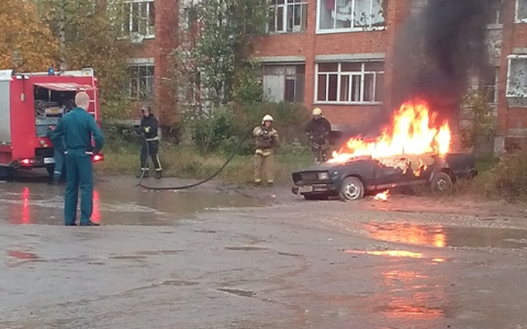 В Сыктывкаре полыхала «пятерка» (фото, видео)
