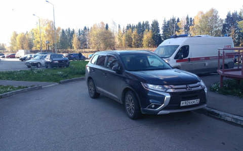 В Сыктывкаре врачи не доехали на вызов к ребенку из-за авто, которое перекрыло дорогу