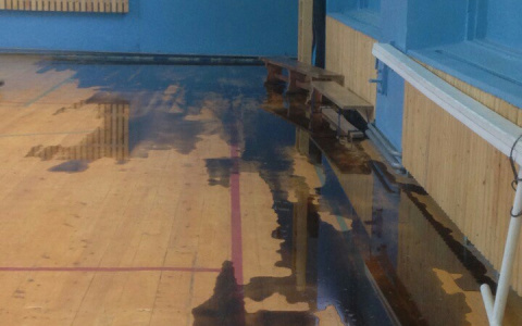 В одной из школ Сыктывкара прорвало трубу с кипятком (фото)