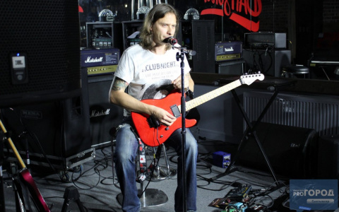 Музыкант рок-группы «Кипелов» показал сыктывкарцам, как играть на  гитаре (фото)