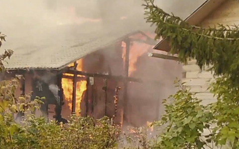 Под Сыктывкаром полыхал жилой дом (видео)