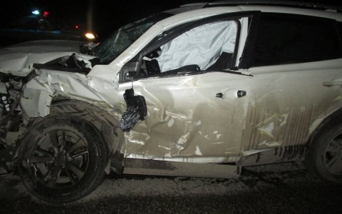 В Коми «КамАЗ» снес внедорожник, который подрезал его на повороте (фото, видео)