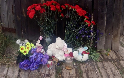 Жители Коми скорбят о жертвах «печорских» убийц: к их дому несут цветы и игрушки (фото)