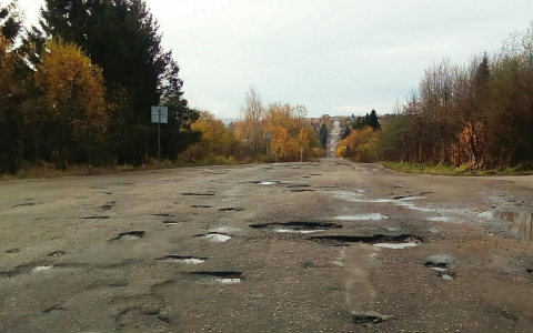 В Коми дорога выглядит как поле после бомбардировки (фото)