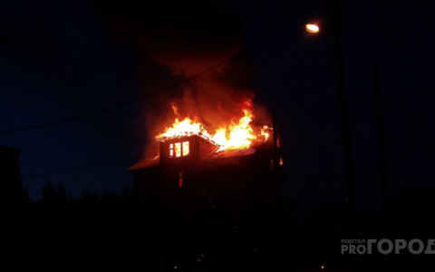 Жители Коми спалили дачный домик из-за неправильной растопки печи