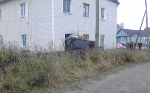 В Коми измученный водитель на внедорожнике протаранил жилой дом