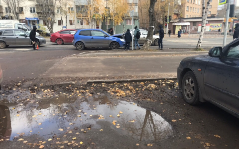 В Сыктывкаре на «кольце» «Фольксваген» влетел в «Хендай» (фото)