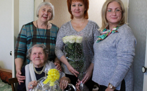 В Коми бабушку-ветерана всем районом поздравляли со 100-летним юбилеем
