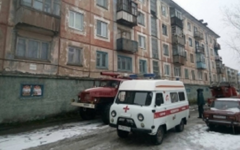 В Коми пожарные вывели из горящей квартиры двух человек