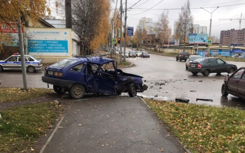 В Сыктывкаре произошла жесткая авария, есть пострадавшие (фото, видео)