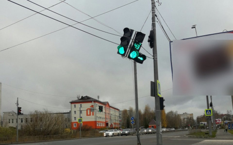 В Сыктывкаре всю ночь бушевал ветер: светофор повис на проводах после бури