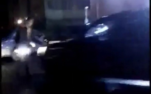 Сыктывкарские подростки разозлили водителя и он стал их давить около магазина (видео)