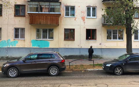 Фото дня: разговор сыктывкарцев по-душам через окно