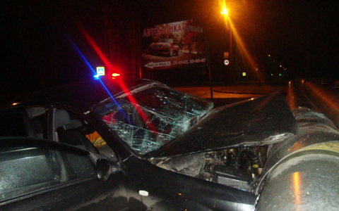 В Сыктывкаре иномарка влетела в теплотрассу (фото)