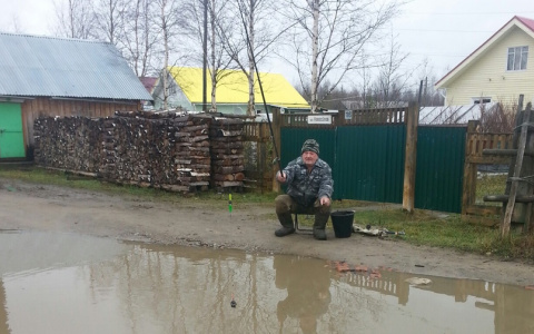 В Коми мужчина рыбачил в луже прямо на проезжей части