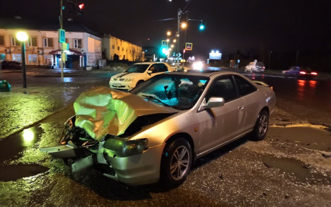 В Сыктывкаре внедорожник протаранил легковушку на перекрестке (фото)