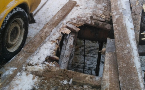 В Коми авто ездят по мосту с огромной дырой