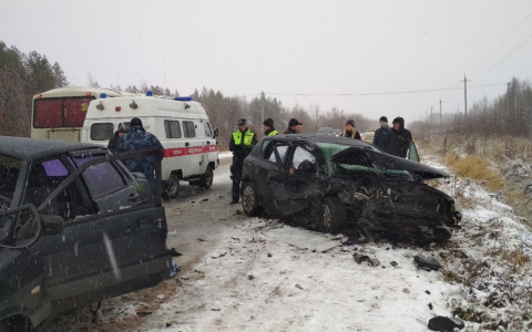 На трассе в Коми вдребезги разлетелись два автомобиля, пострадали пять человек (фото)