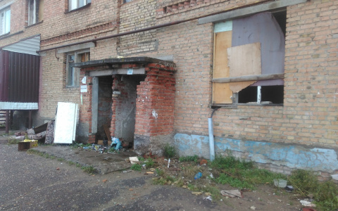 В Коми жилой дом утопает в грязи из-за долгов по ЖКХ