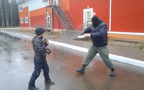 В Сыктывкаре мужчина в маске напал на ребенка, а тот его избил (видео)