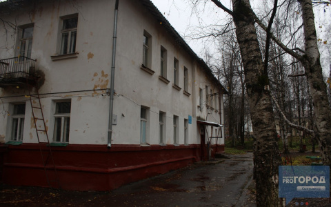 Учеников одной из школ Сыктывкара вынуждают учиться в опасных условиях