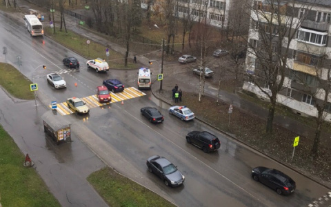 В Сыктывкаре машина такси сбила девушку на «зебре»