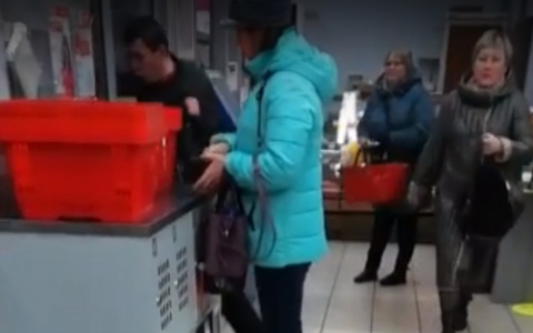 Сыктывкарец обматерил дверь после того, как не смог разбить ее и сбежать от охраны магазина