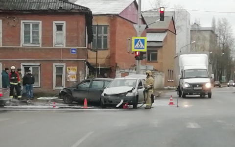 В Сыктывкаре «Лада» после столкновения с «Рено» вылетела на тротуар и снесла знак