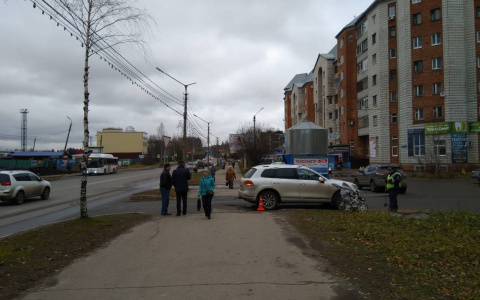 В Сыктывкаре внедорожник сбил коляску с годовалым ребенком (фото)