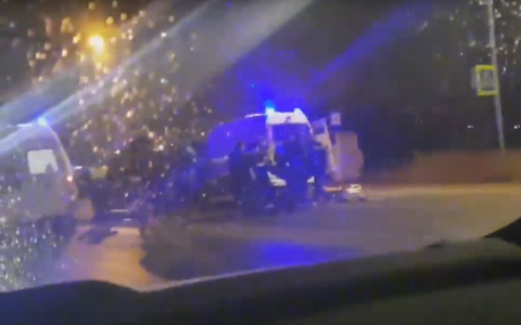 Появилось видео с места аварии в Сыктывкаре, где пешеход попал под колеса двух авто