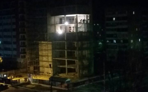 В центре Сыктывкара рухнули строительные леса