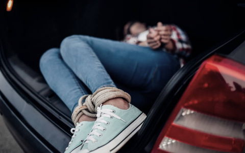 Житель Коми после «застолья» на кладбище затолкал свою девушку в багажник