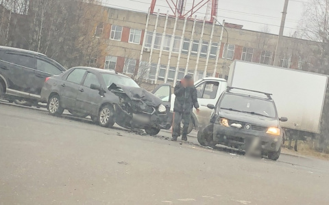 В сыктывкарской Орбите «Датсун» протаранил «Рено» на перекрестке (фото)