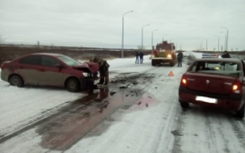 В Коми «Рено» влетел в «Шевроле», пострадали трое
