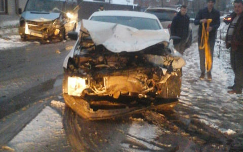 В Сыктывкаре лоб в лоб столкнулись легковушка и микроавтобус (фото)