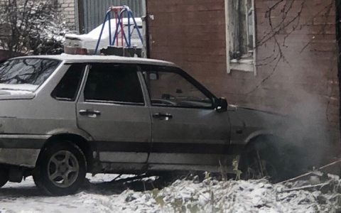В Сыктывкаре машина «ожила» и протаранила дом (фото, видео)
