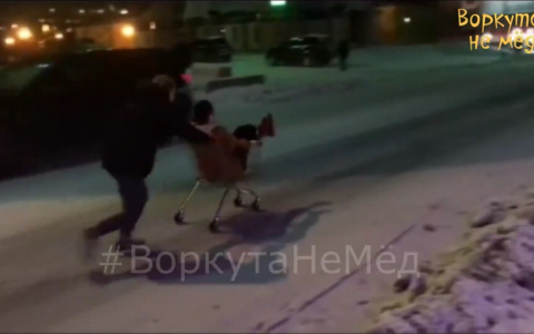 В Коми подростки дрифтовали в продуктовой тележке среди авто (видео)