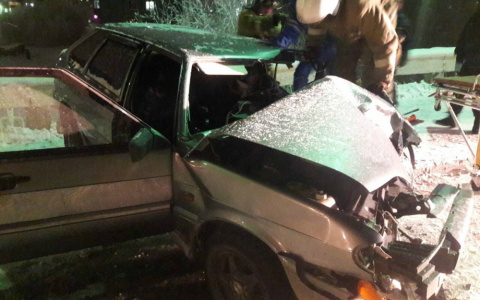 В Коми водителя «Лады» зажало в машине после ДТП (фото)