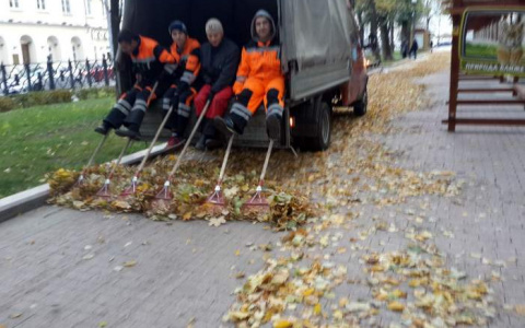 «Фаер-шоу» в кузове грузовика, укладка асфальта в дождь, катание на качелях: забавные случаи с коммунальными службами в Коми