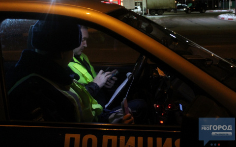 Фото дня: автоинспекторы штрафуют водителя, который выезжал из Сыктывкара