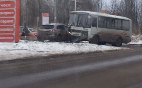 В Сыктывкаре пассажирский автобус протаранил паркетник, который его подрезал