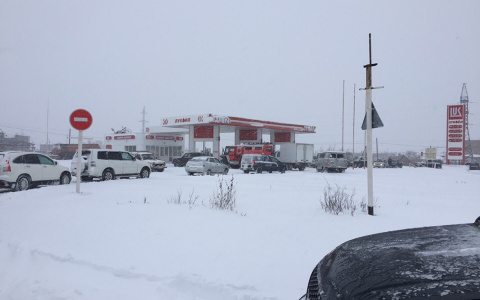В одном из городов Коми образовался затор у единственной оставшейся заправки (видео)